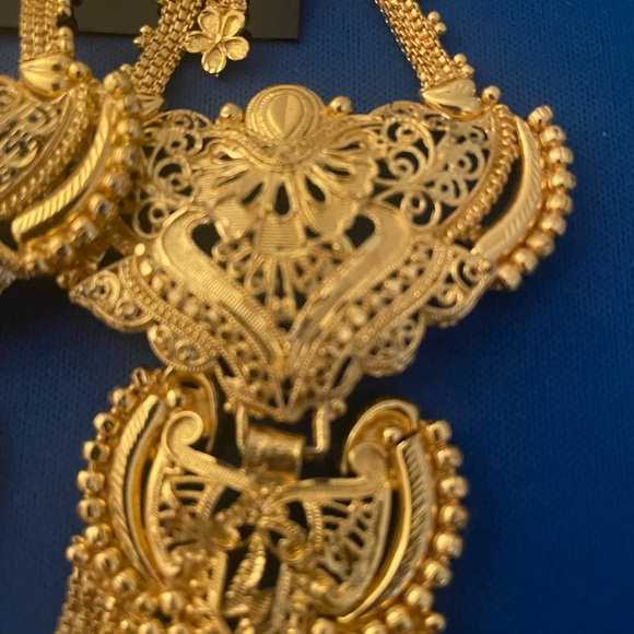 Elegant Gold Tone Dangle Earrings - Picture 2 of 11